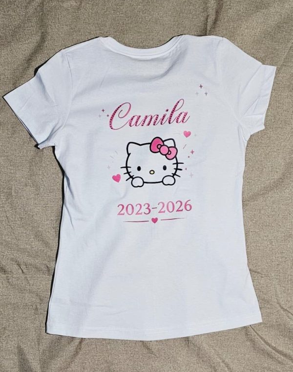 Playera de generacion terminada, vista de la espalda con el estampado y el ano
