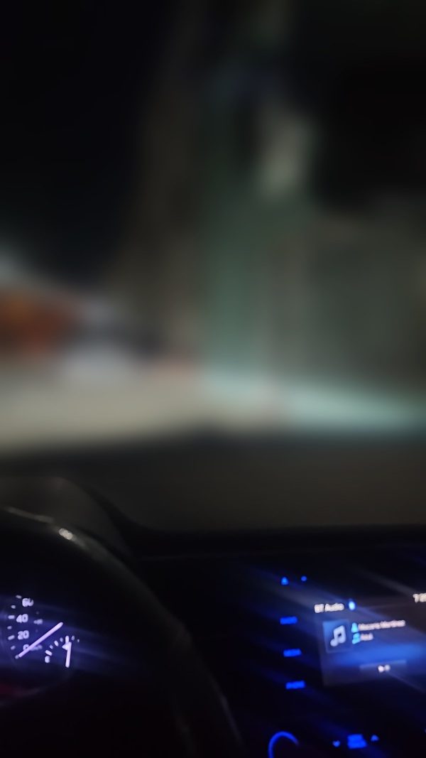 Camino a entregar las sudaderas por la noche, con el fondo difuminado