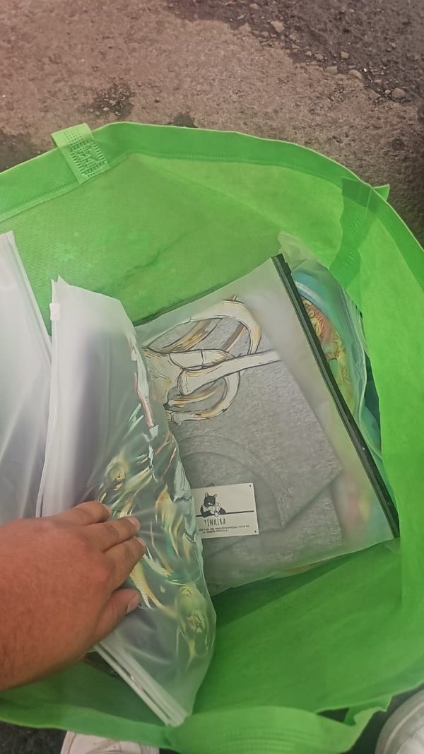 Los estampados ya impresos, antes de plancharlos sobre las sudaderas