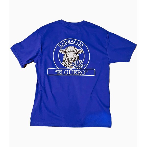 Playera azul rey personalizada con el logotipo de una barbacoa estampado en grande en la espalda