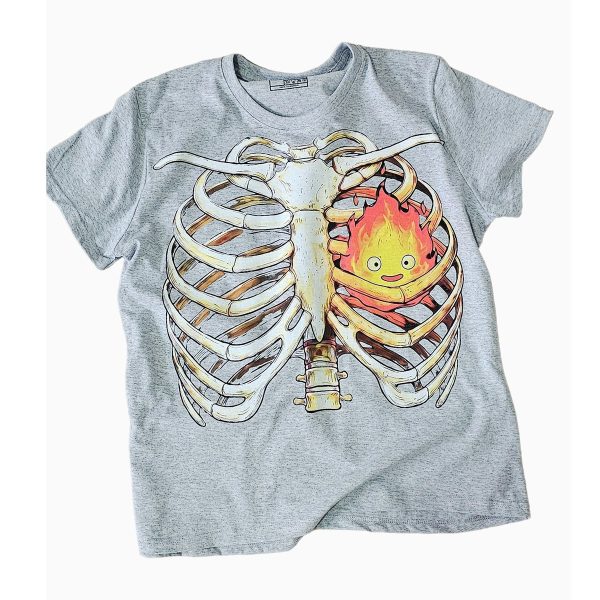 Playera gris personalizada con una caja torácica estilo radiografía estampada al frente