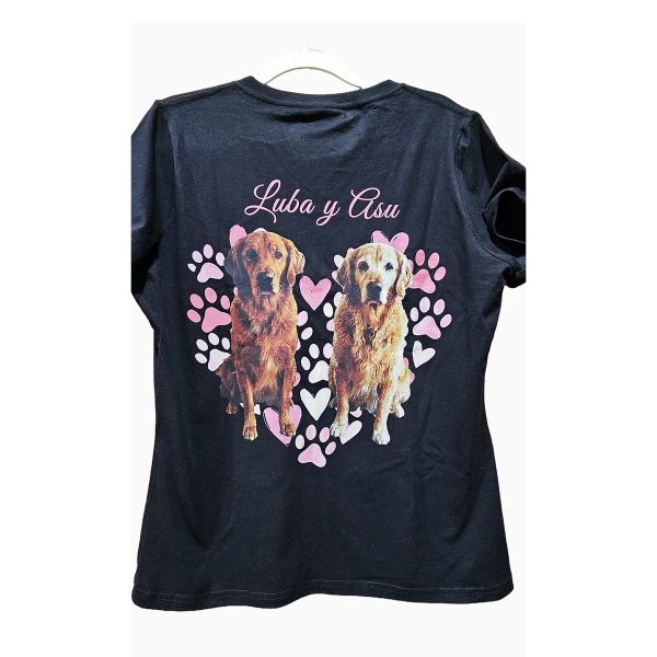 Playera negra personalizada con la foto de dos perros golden retriever dentro de un corazón de huellas