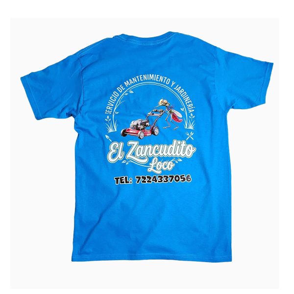 Playera azul personalizada con el logotipo y los datos de un servicio de mantenimiento y jardinería