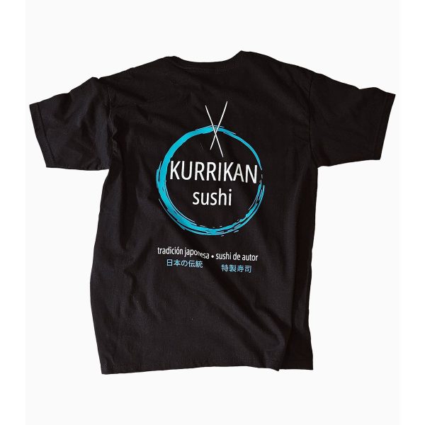 Playera negra personalizada con el logotipo de un restaurante de sushi estampado al frente