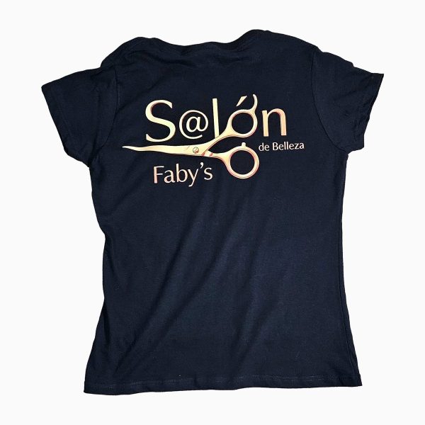 Playera negra personalizada con el logotipo dorado de un salón de belleza estampado en la espalda