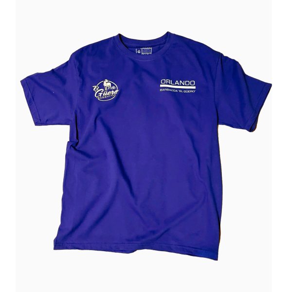 Playera morada de uniforme personalizada con el logotipo de una barbacoa y el nombre del trabajador al frente